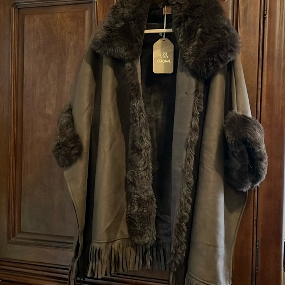 Women's Suede Fringed Cape with Faux Fur Trim - Picture 2 of 3